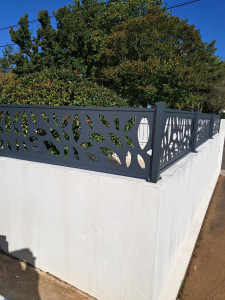 Photo de galerie - Pose de panneaux aluminium feuille déco sur platine. 