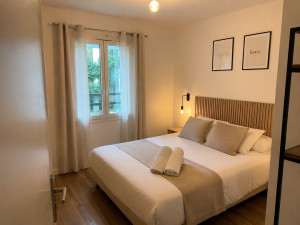 Photo de galerie - Remise en état complète d’une chambre Airbnb, propreté, linge soigné et finitions impeccables. 