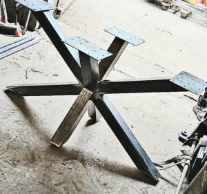 Photo de galerie - Fabrication d'un pied de table pour 8 personnes. 