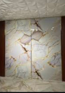 Photo de galerie - Pose d’un revêtement mural décoratif effet marbre, avec finitions soignées.