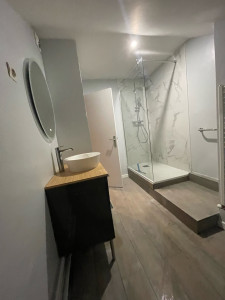 Photo de galerie - Réalisation d’une salle de bain complet avec carrelage et faïence 