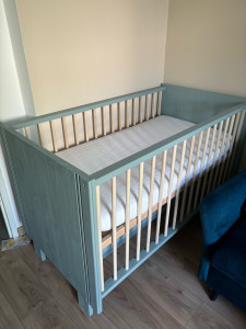 Photo de galerie - Création lit bébé à barreaux, à hauteur de sommier réglable