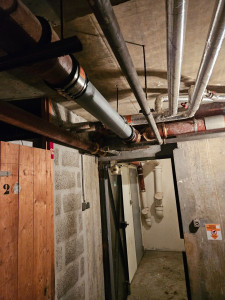 Photo de galerie - Reprise et remplacement d’une canalisation d’évacuation en sous-sol, avec raccordement sur l’installation existante.
Intervention en environnement contraint avec adaptation du réseau existant.