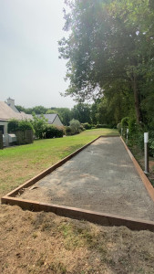 Photo de galerie - Création d’un terrain de pétanque de 15 m par 3 m avec bordure en poutre de bois exotique