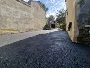 Photo de galerie - Réalisation chez un particulier de son aménagement extérieur en enrobé. 