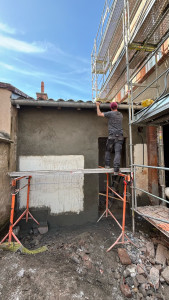 Photo de galerie - Reprise d’un crépi ciment sur un mur où l’ancien crépi cloquée qui sera repeint par la suite