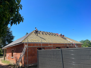 Photo de galerie - Réalisation complète d’une toiture neuve, exécutée avec soin et dans les règles de l’art. Un travail de qualité pour une protection durable.