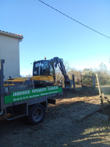 Photo de galerie - Nous sommes équipés de tout le matériel nécessaire pour vos travaux dessouchage abattage.