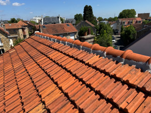 Photo de galerie - Réalisation nettoyage à basse, pression avec hydrofuge d’Alep, 2100 ensuite rénovation de la cimentation du faîtage