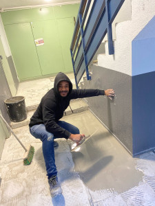 Photo de galerie - Pose d’un revêtement de sol et travaux de finition dans une cage d’escalier.