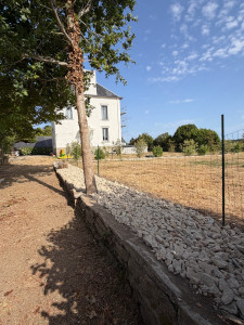 Photo de galerie - APRÈS débroussaillage + pose de bâche et roches