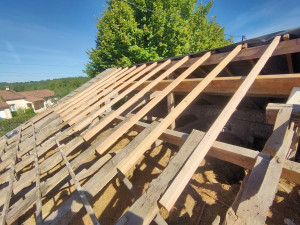 Photo de galerie - Panne intermédiaire et chevrons remplacés, remise à niveau de la toiture pour un résultat droit et durable. 