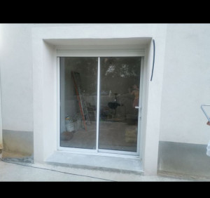 Photo de galerie - Transformation de double fenêtre en une
 ouverture de porte donnant sur la coure extérieur 