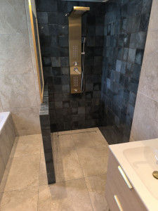 Photo de galerie - Réalisation de Bac a douche a l'italienne, coupe diamant, et pose de faïence 15x15 sur Les murs, création du par Muret, pose de paroie et robinetterie.