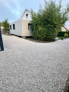 Photo de galerie - Aménagement d une cours il y a eu décaissement ,geotextile ,remise en forme en 0/20 concassé puis graviers de finition 