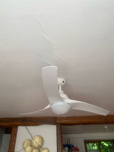 Photo de galerie -  Installation d’un ventilateur de plafond 3 pales avec éclairage intégré, comprenant la fixation au support existant, les raccordements électriques, le montage des éléments et les essais de fonctionnement.