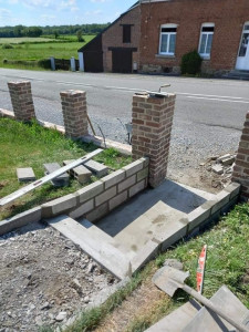 Photo de galerie - Réalisation, petit dalle de béton, 2 marches, élévation de 2 petits murets en parpaings .