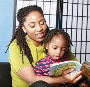 Photo de galerie - Moment de lecture et d’éveil avec un enfant dans une ambiance calme et bienveillante. J’accorde beaucoup d’importance à l’écoute, à la patience et au développement des enfants à travers des activités adaptées à leur âge.