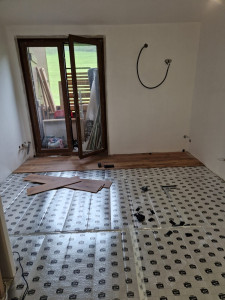 Photo de galerie - Rénovation d'un studio à but locatif : enduit, ponçage, peinture, parquet