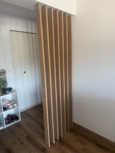 Photo de galerie - Pose d’un claustra pour cacher la porte d’entrée.