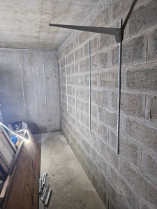 Photo de galerie - Montage support étagères Paris 10.