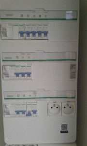 Photo de galerie - Remplacement complet d'un tableau électrique pour une mise en conformité aux normes NF C 15-100. Installation de nouveaux disjoncteurs et interrupteurs différentiels. Budget : 800€.