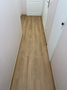 Photo de galerie - Pose de parquet stratifié avec sous-couche – finition propre et durable