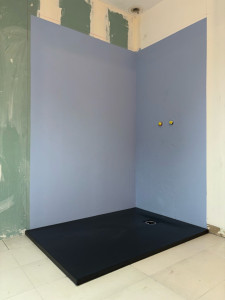 Photo de galerie - Pose d’un bac à douche, dans le cadre d’un rénovation de salle de bain. 