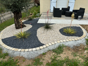 Photo de galerie - Création d’un massif autour d’une terrasse 