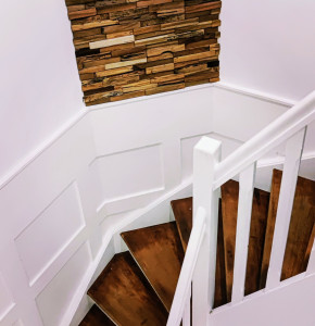 Photo de galerie - Moulures américaines sur mur et rénovation d'escalier 