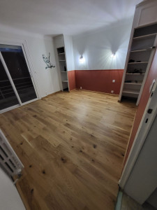 Photo de galerie - Pose du parquet / plinthe et barre de seuils 