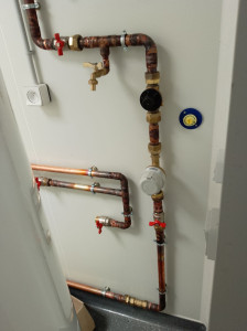 Photo de galerie - Installation d'un petit local technique avec compteur , cumulus et adoucisseur .....