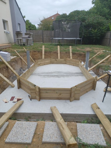 Photo de galerie - Montage d'une piscine bois hors sol