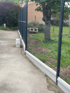 Photo de galerie - Mur en parpaing remplacer par de la clôture rigide avec plaque de soubassement 