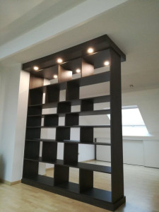 Photo de galerie - Meuble bibliothèque sur mesure
 avec spot intégré ,en panneaux décoratif 