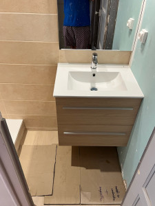 Photo de galerie - Pose du meuble vasque et appareillage sanitaire 
