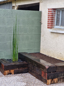Photo de galerie - Réalisation d'une jardinière en traverse de chemin de fer 