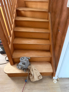 Photo de galerie - Ponçage d’escalier – Service professionnel  Redonnez une nouvelle vie à votre escalier grâce à un ponçage professionnel. 