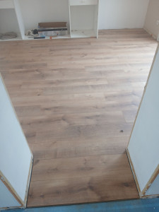 Photo de galerie - Parket flottant.  avec ces plainte  a venire pour une jolie  finition.  merci  a vous .
