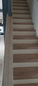 Photo de galerie - Pose de tablette sur-mesure sur une montée d'escalier 