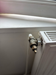 Photo de galerie - Suite à une fuite sur le raccord d’un départ de radiateur, réparation et changement du raccord équipé avec la tête thermostatique.