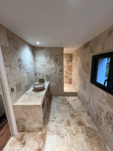Photo de galerie - Création salle de bain plus création meuble,pose travertin multi format