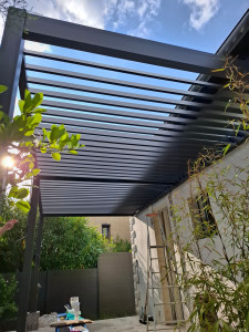 Photo de galerie - Réalisation d'une pergola bioclimatique sur mesure, offrant un espace extérieur élégant, protégé et ventilé naturellement. 