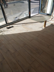 Photo de galerie - Pose de carrelage sol imitation parquet fini 