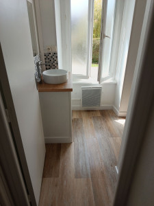 Photo de galerie - Rénovation d'une salle de bains, création meuble vasque , pose parquet PVC , plomberie , peinture . pose receveur douche . 