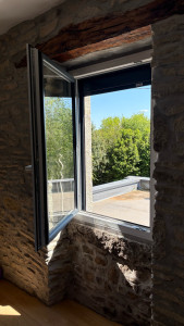 Photo de galerie - Pose en rénovation d’une fenêtre de la marque bouvet/ volait solaire extérieur également 