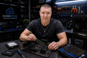 Photo de galerie - Mise à niveau d’un ordinateur : remplacement ou ajout de RAM, SSD et autres composants. Installation, contrôle de compatibilité et tests après intervention pour améliorer les performances du PC.