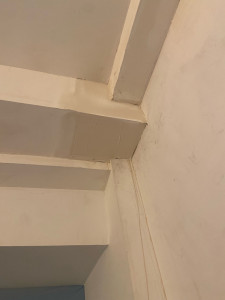 Photo de galerie - Travaux de plâtrerie intérieure avec habillage BA13 sur structure existante, reprises des angles et finitions avant peinture.