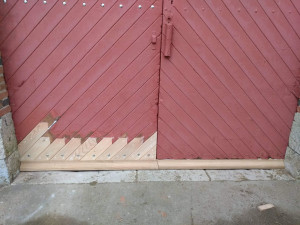 Photo de galerie - Réparation bas de porte de Grange
