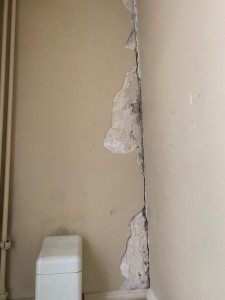 Photo de galerie - Réparation de fissures avec enduit pour pouvoir repeindre 